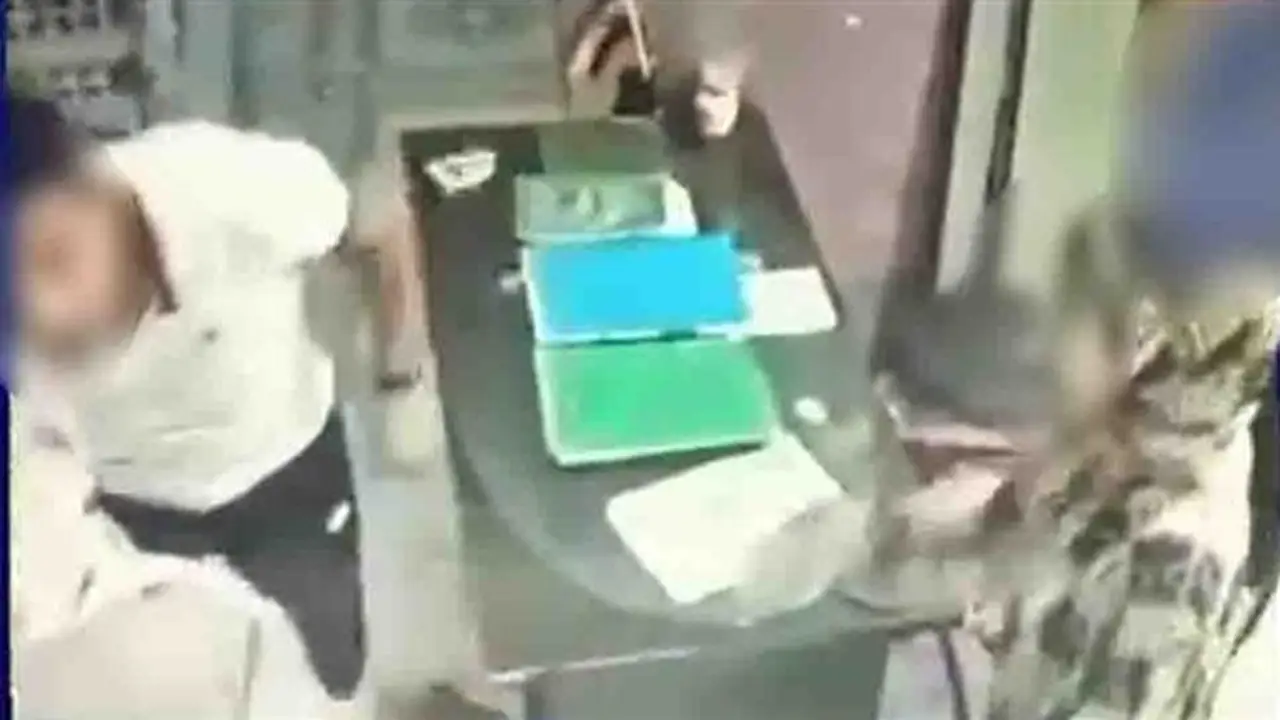 ضبط شخص بتهمة الاعتداء على شقيقته داخل محلها في الشرقية بسبب خلافات عائلية