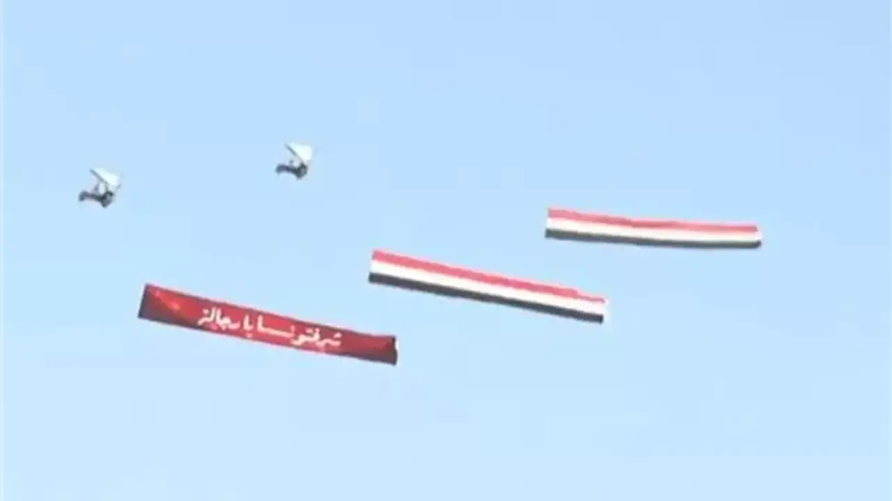 طائرة شراعية تحمل رسالة دعم لمنتخب مصر أثناء احتفالاتهم في العلمين
