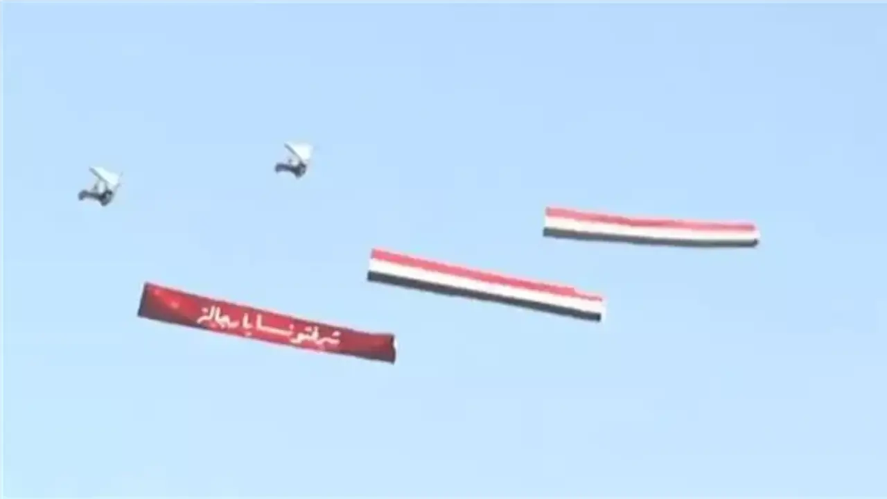طائرة شراعية تحمل رسالة تقدير لنجوم منتخب مصر خلال احتفالات العلمين
