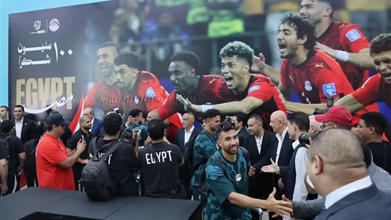 وصول بعثة منتخب مصر إلى العلمين الجديدة استعدادًا للاحتفال بإنجاز المونديال