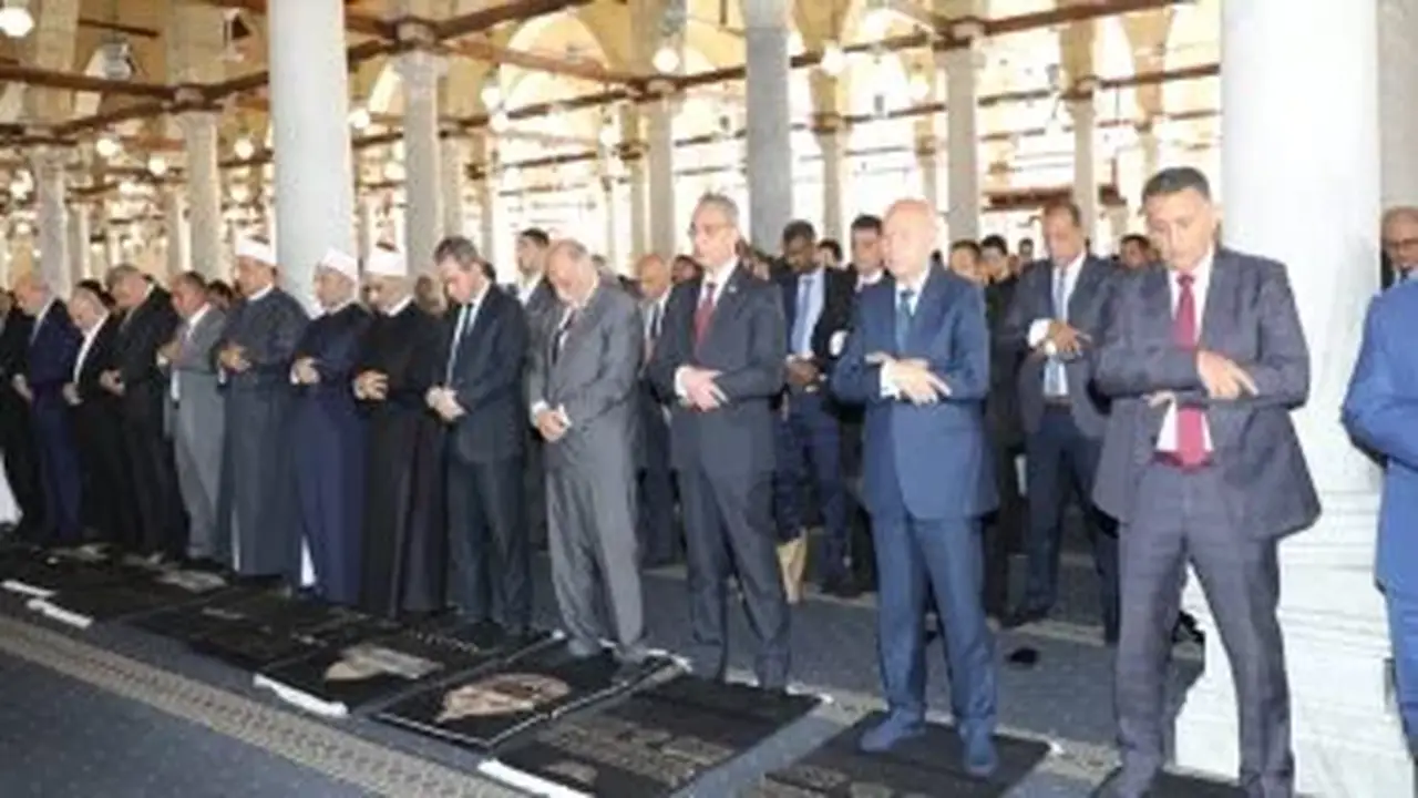 محافظو القاهرة والجيزة والقليوبية يؤدون صلاة الجمعة في مسجد عمرو بن العاص