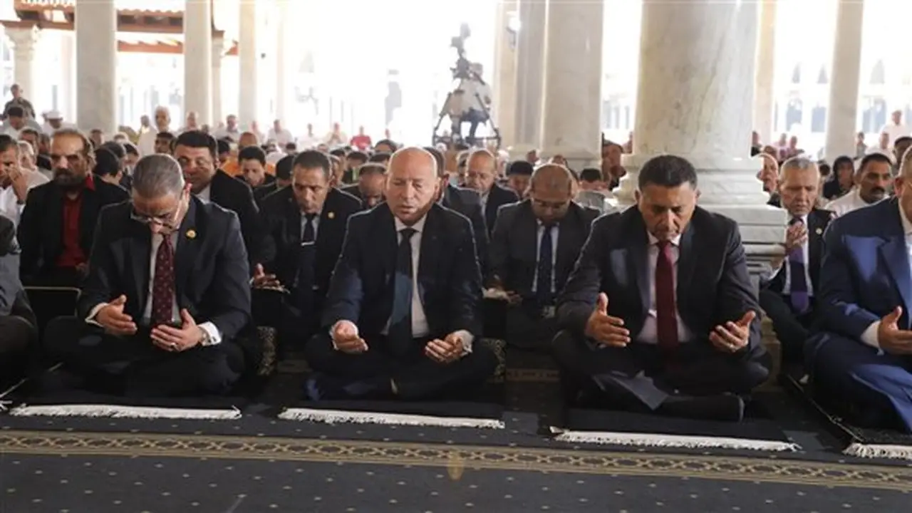 محافظ القاهرة يؤدي صلاة الجمعة في أقدم مسجد بأفريقيا احتفالًا بالعيد القومي