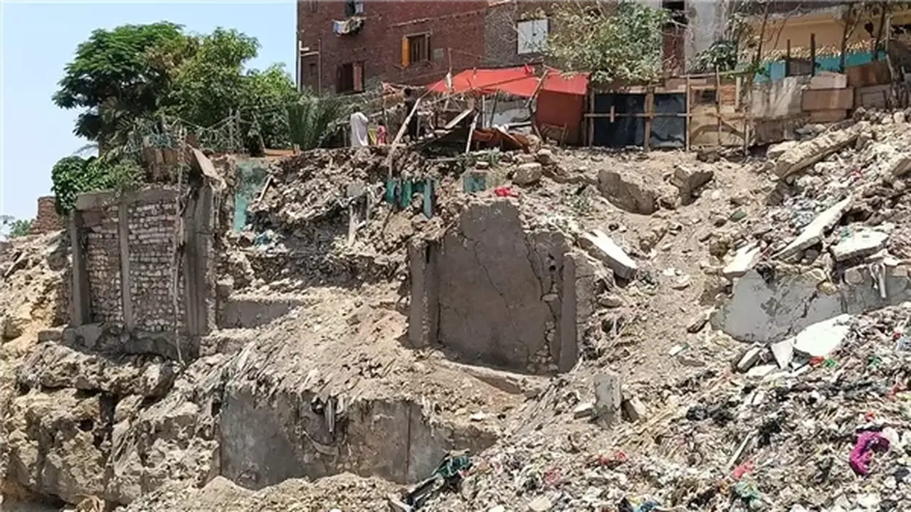 سقوط جزء من حائط على حافة جبل في الدويقة دون إصابات