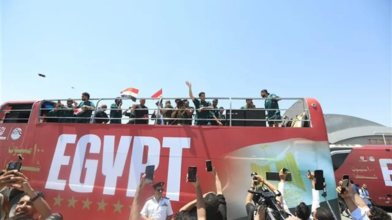 شاهد استقبال الجماهير لمنتخب مصر لحظة وصوله إلى فندق الإقامة بالعلمين (فيديو)