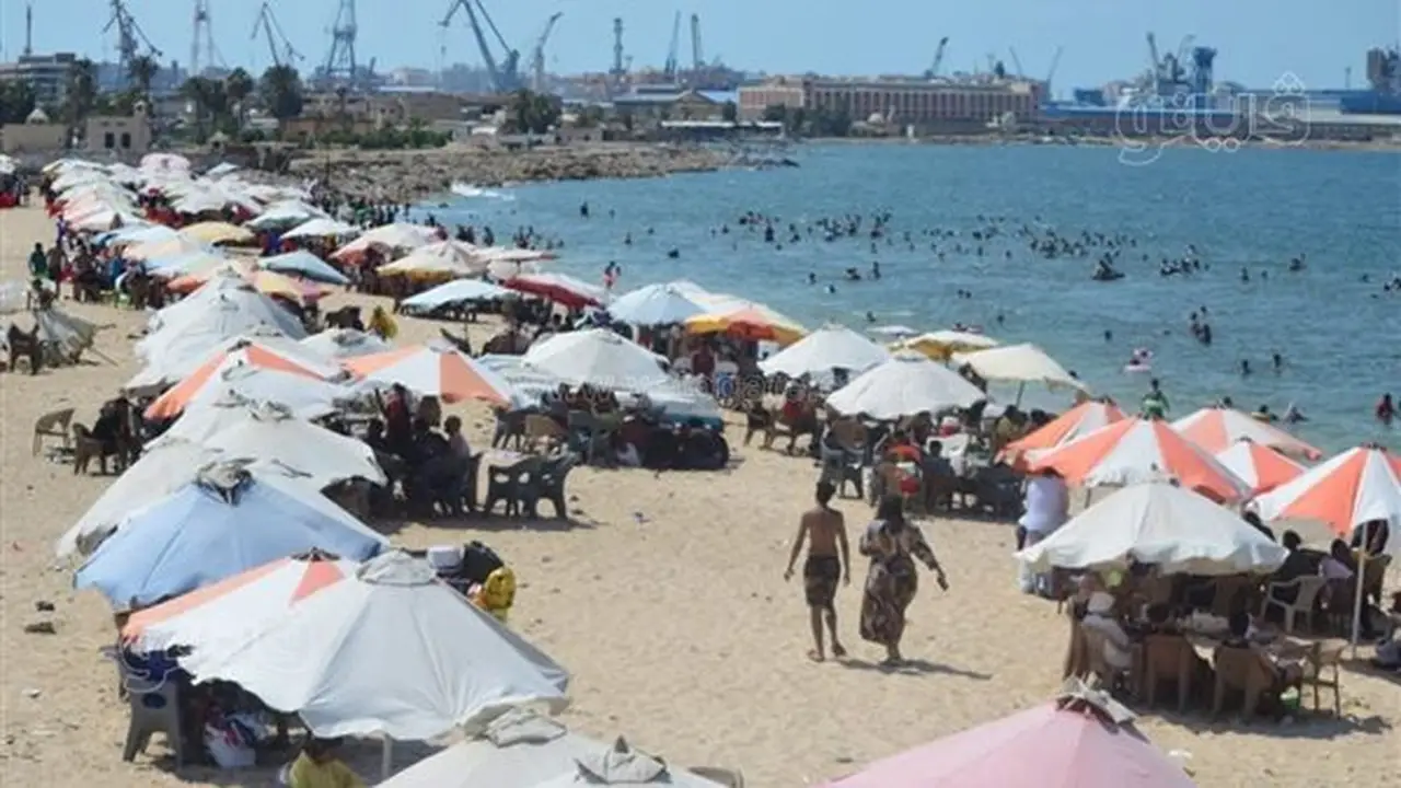 شواطئ بورسعيد تستقبل آلاف المصطافين خلال عطلة نهاية الأسبوع (صور)