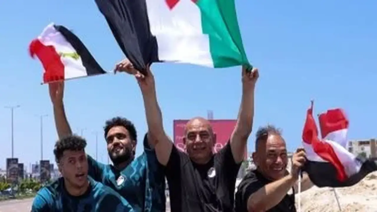 هيئة البث الإسرائيلية تسلط الضوء على رفع حسام حسن علم فلسطين في العلمين الجديدة