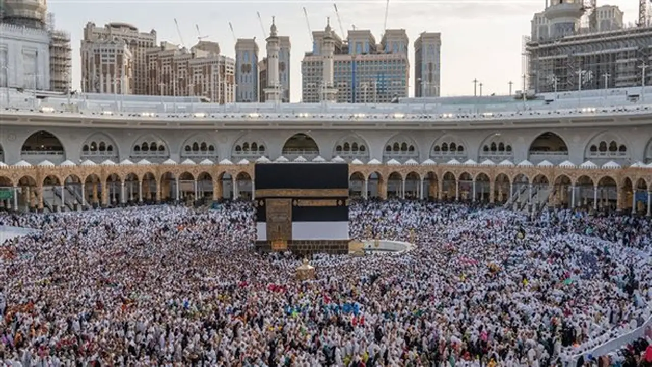 كل ما تحتاج معرفته عن قصة بناء الكعبة المشرفة ومكانتها