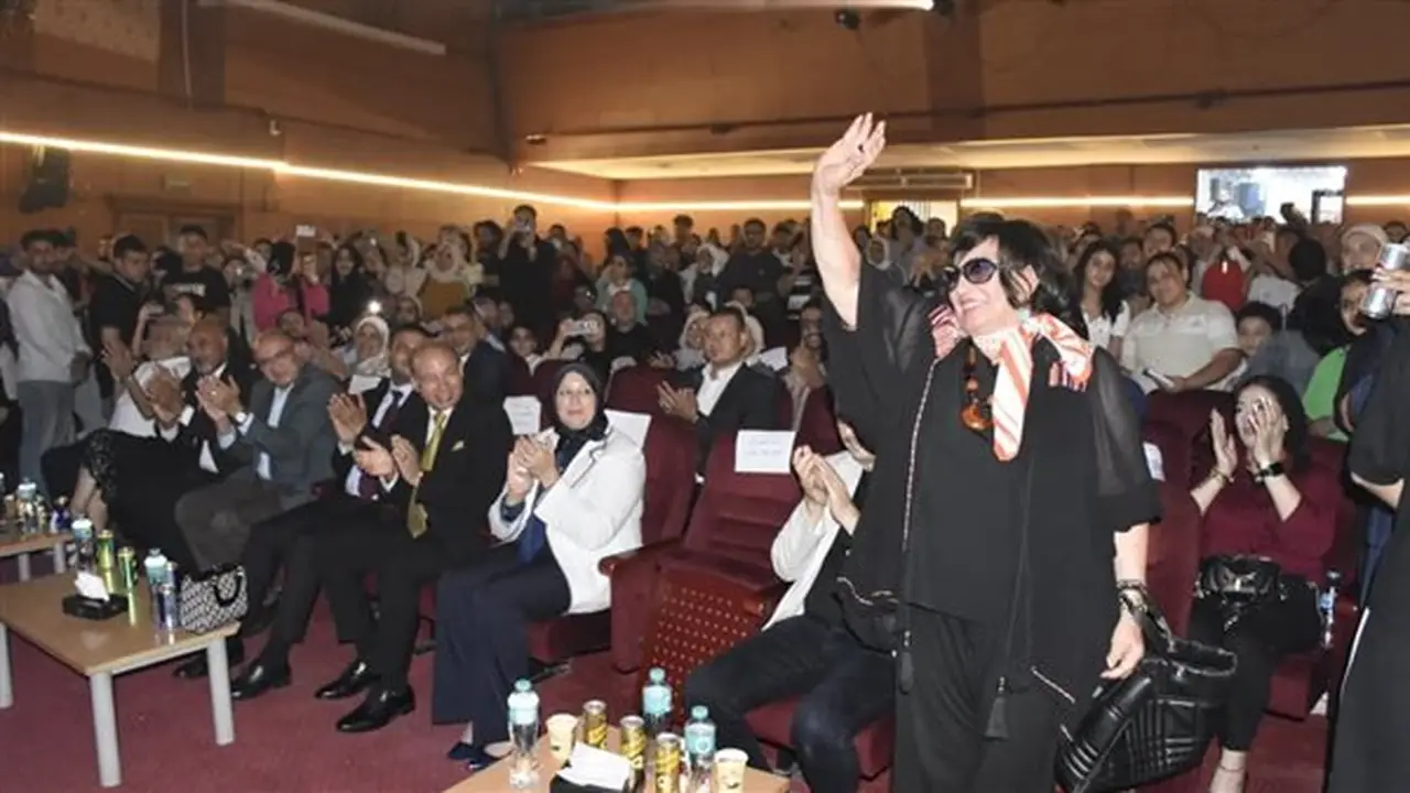 رئيس جامعة المنصورة يشهد عرضًا مسرحيًا ويكرم فريق العمل بالمهرجان القومي للمسرح المصري