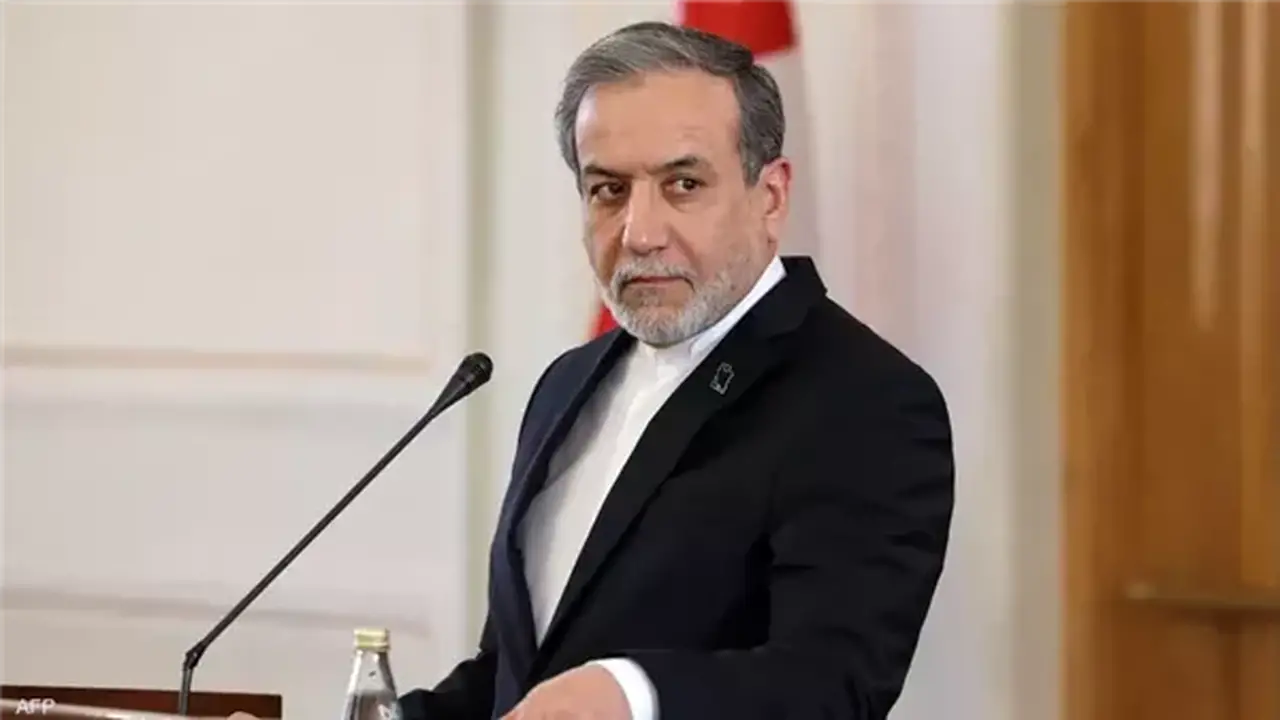 وزير الخارجية الإيراني يصل إلى مسقط لبحث الأوضاع في مضيق هرمز