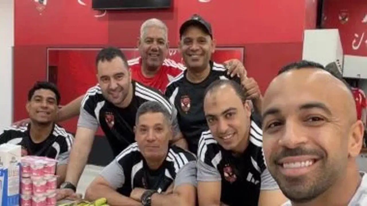 أفشة يحتفل بأجواء العائلة داخل الأهلي بلقطة مميزة مع عمال التتش أثناء الإفطار