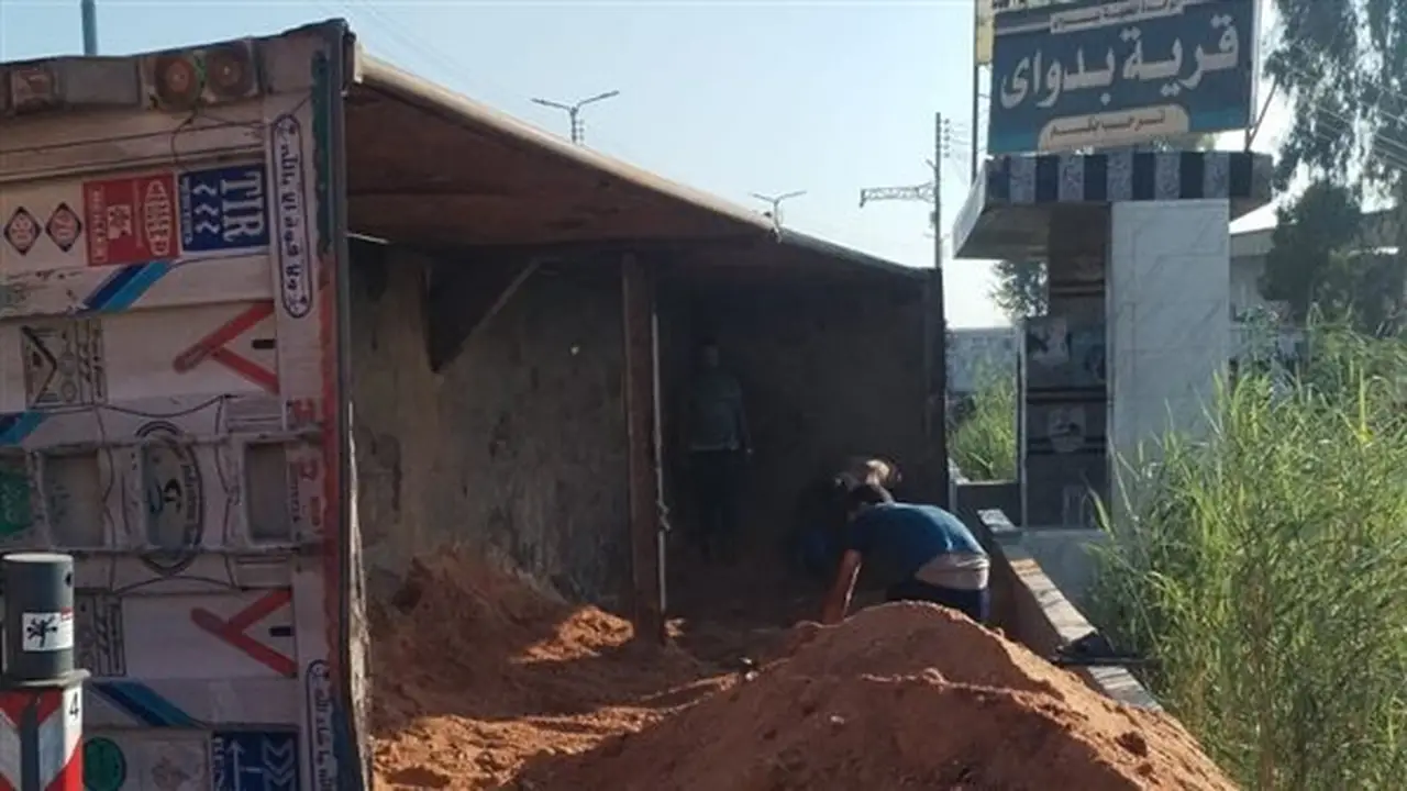 محافظ الدقهلية يتابع رفع سيارة نقل معطلة أمام قرية بدواي لاستعادة الحركة المرورية