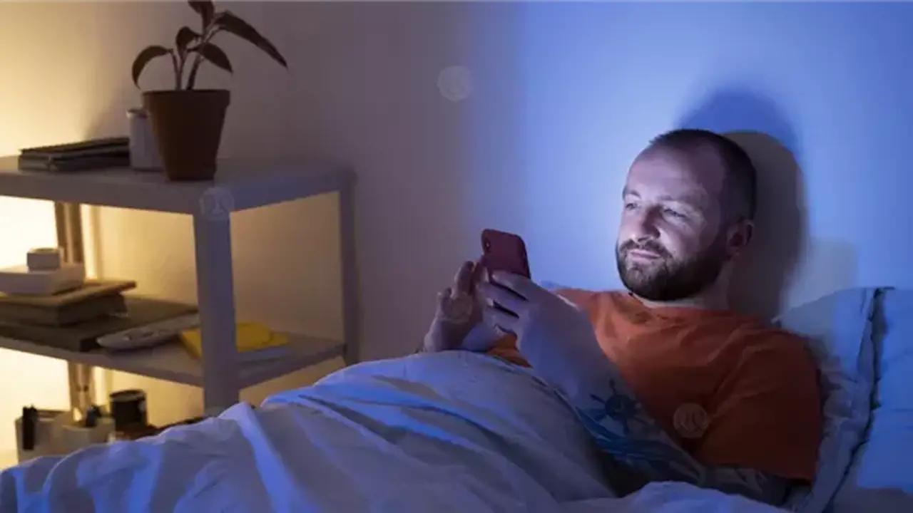 خبيرة توضح أسباب الاستيقاظ في منتصف الليل