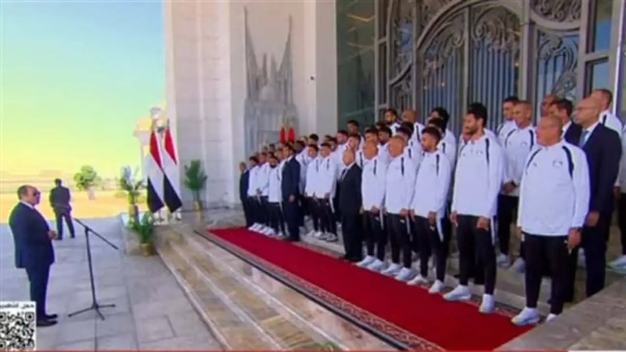 السيسي يمازح محمد صلاح: مصر تمتلك 120 مليون نسمة ولا يوجد سوى شوبير