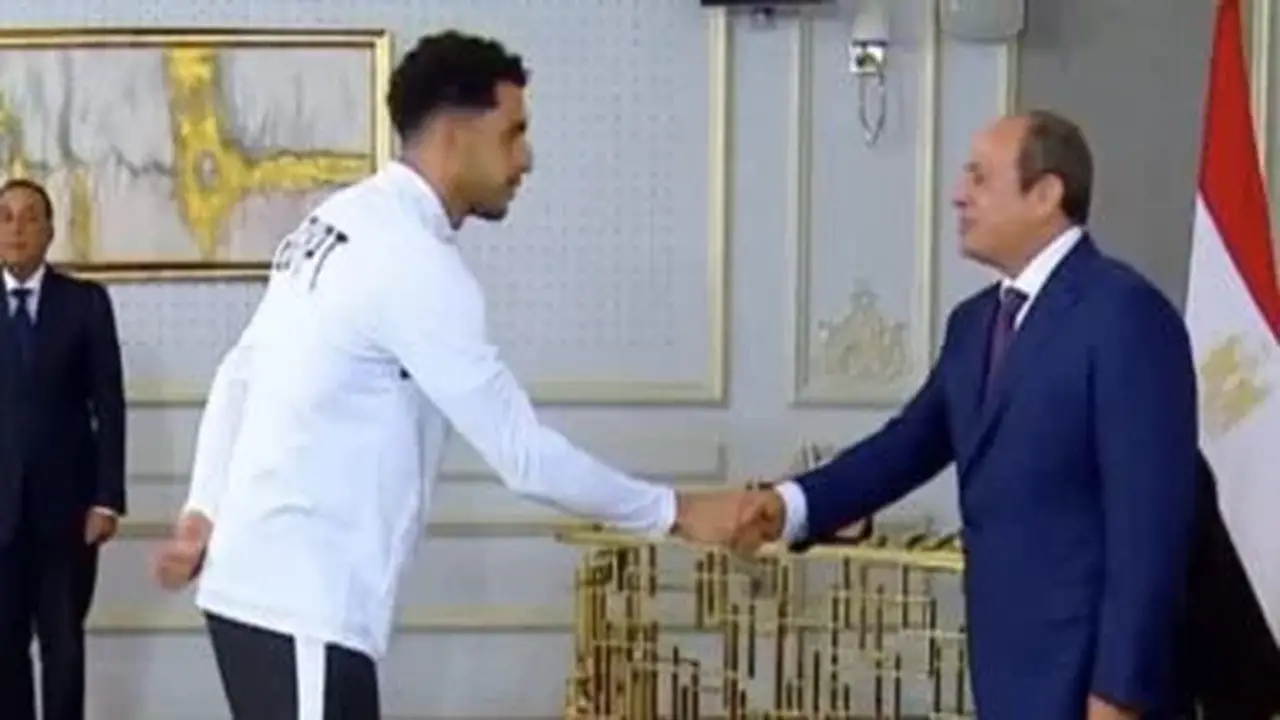 شوبير يشارك صورة تاريخية لتكريم الرئيس السيسي لمصطفى حارس مرمى المنتخب