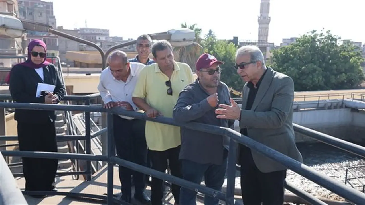 رئيس شركة صرف الإسكندرية يتفقد محطة معالجة الهانوفيل لضمان كفاءة التشغيل