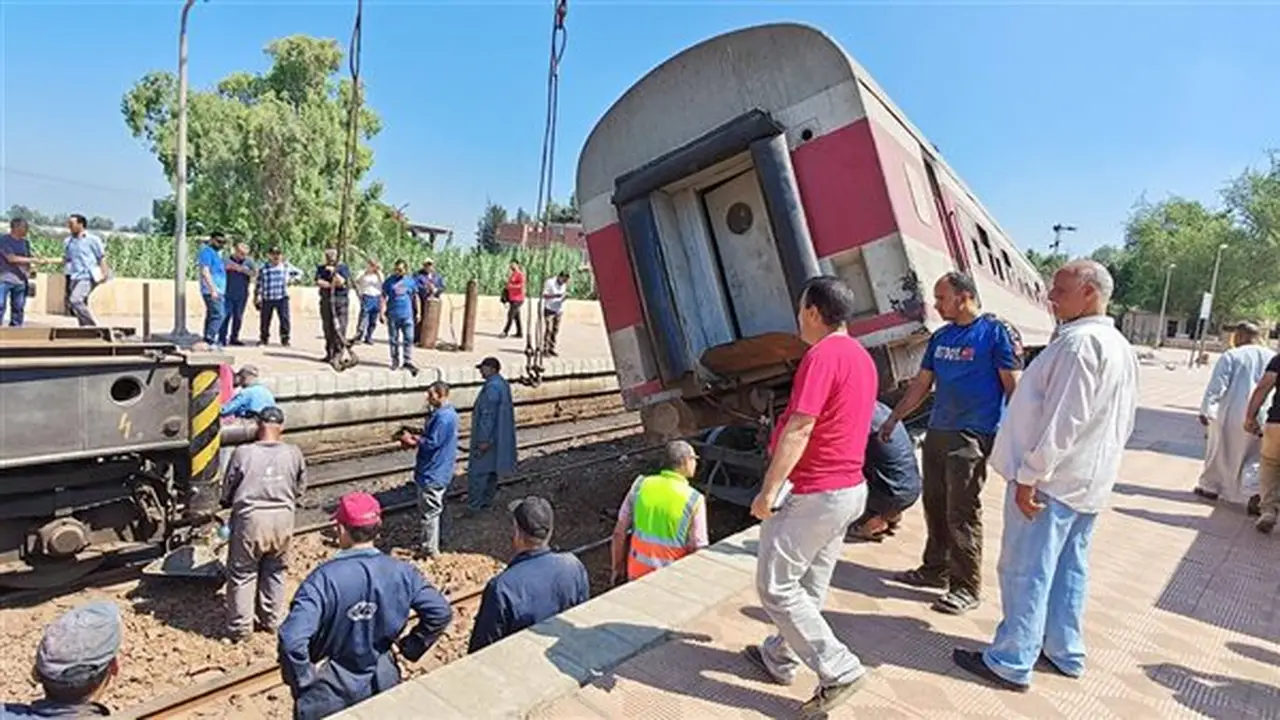 وزير النقل يتفقد موقع حادث خروج عربات قطار عن القضبان في محطة محلة روح بطنطا