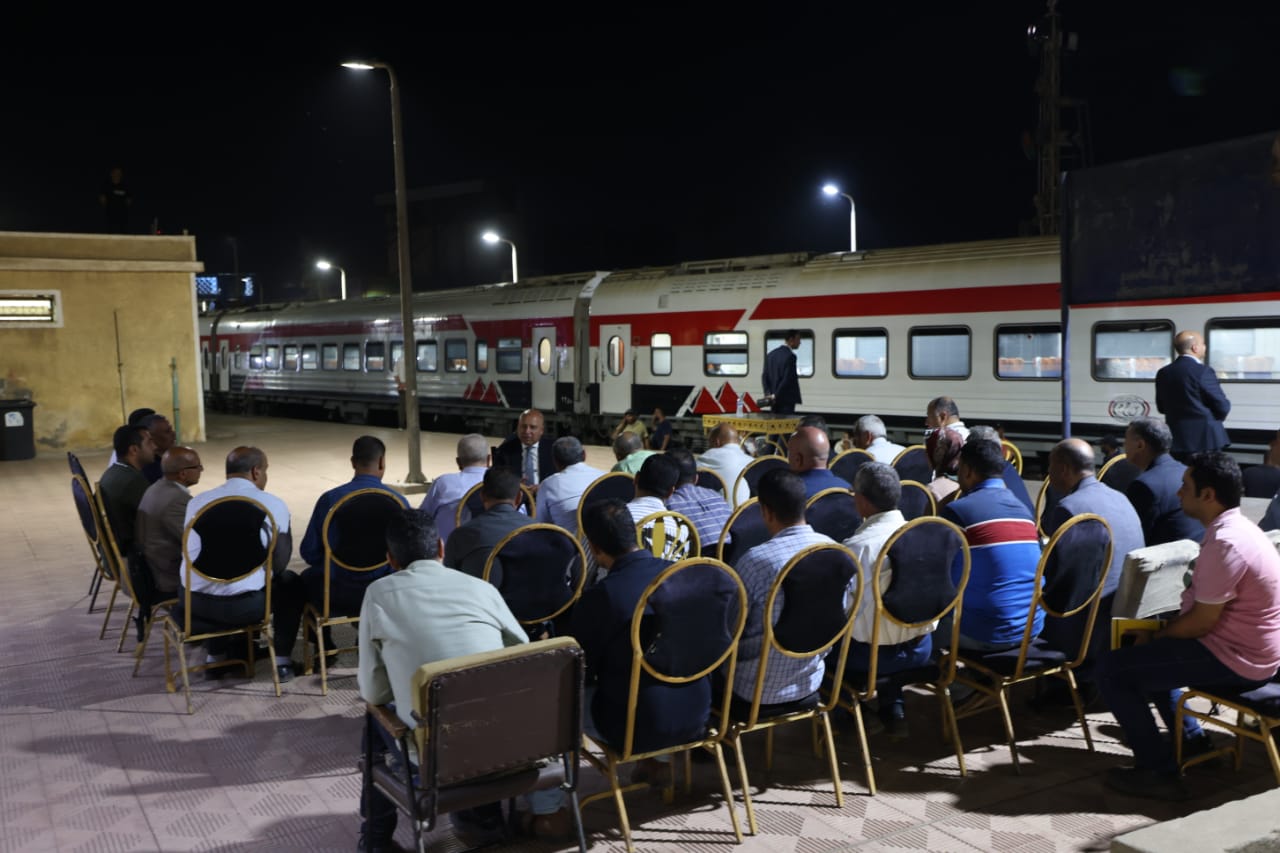 وزير النقل يجتمع بمسئولى السكة الحديد على رصيف المحطة (2) وزير النقل يجتمع بمسئولى السكة الحديد على رصيف المحطة (2)