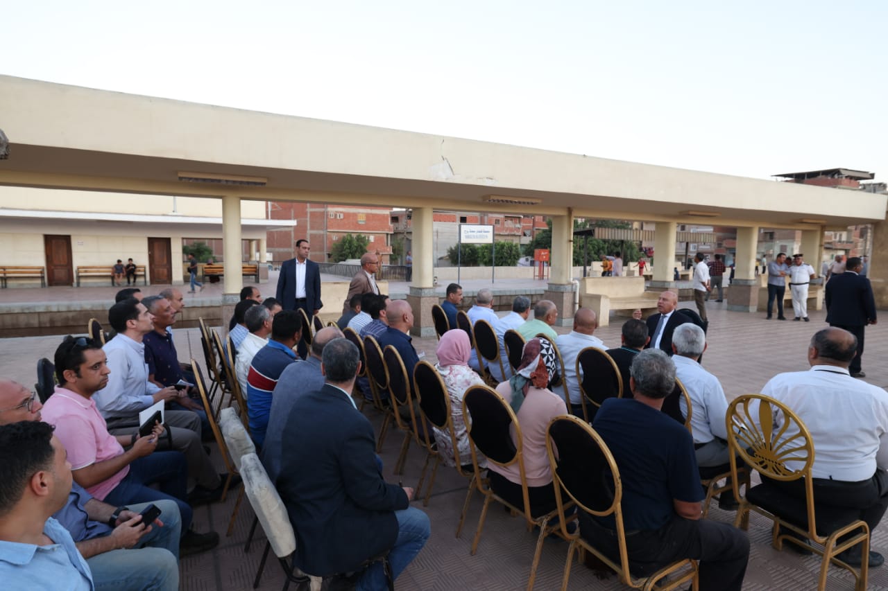 وزير النقل يجتمع بمسئولى السكة الحديد على رصيف المحطة (3) وزير النقل يجتمع بمسئولى السكة الحديد على رصيف المحطة (3)