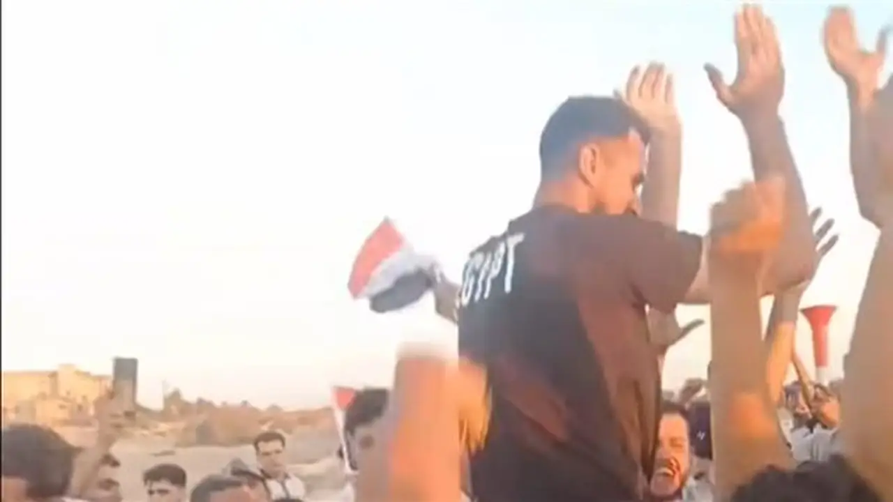 أهالي الإسماعيلية يستقبلون محمد علاء لاعب منتخب مصر بالأهازيج والطبول
