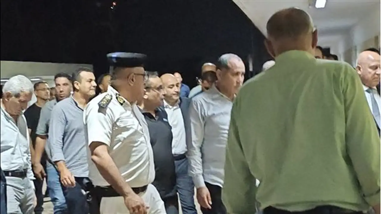 وزير النقل يغادر موقع حادث قطار الغربية بعد الاطمئنان على المصابين واستئناف الحركة