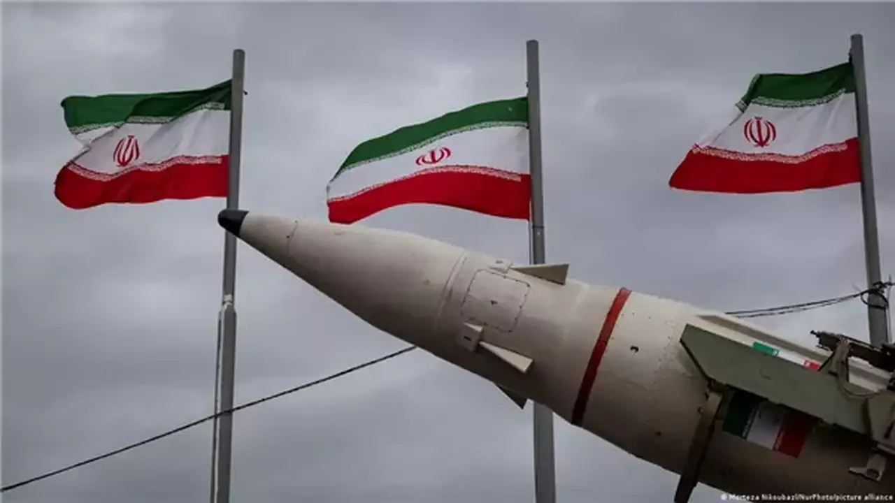 أكسيوس: إصابة سفينة شحن بصاروخ إيراني في مضيق هرمز بعد دعوة واشنطن لفتح الممر