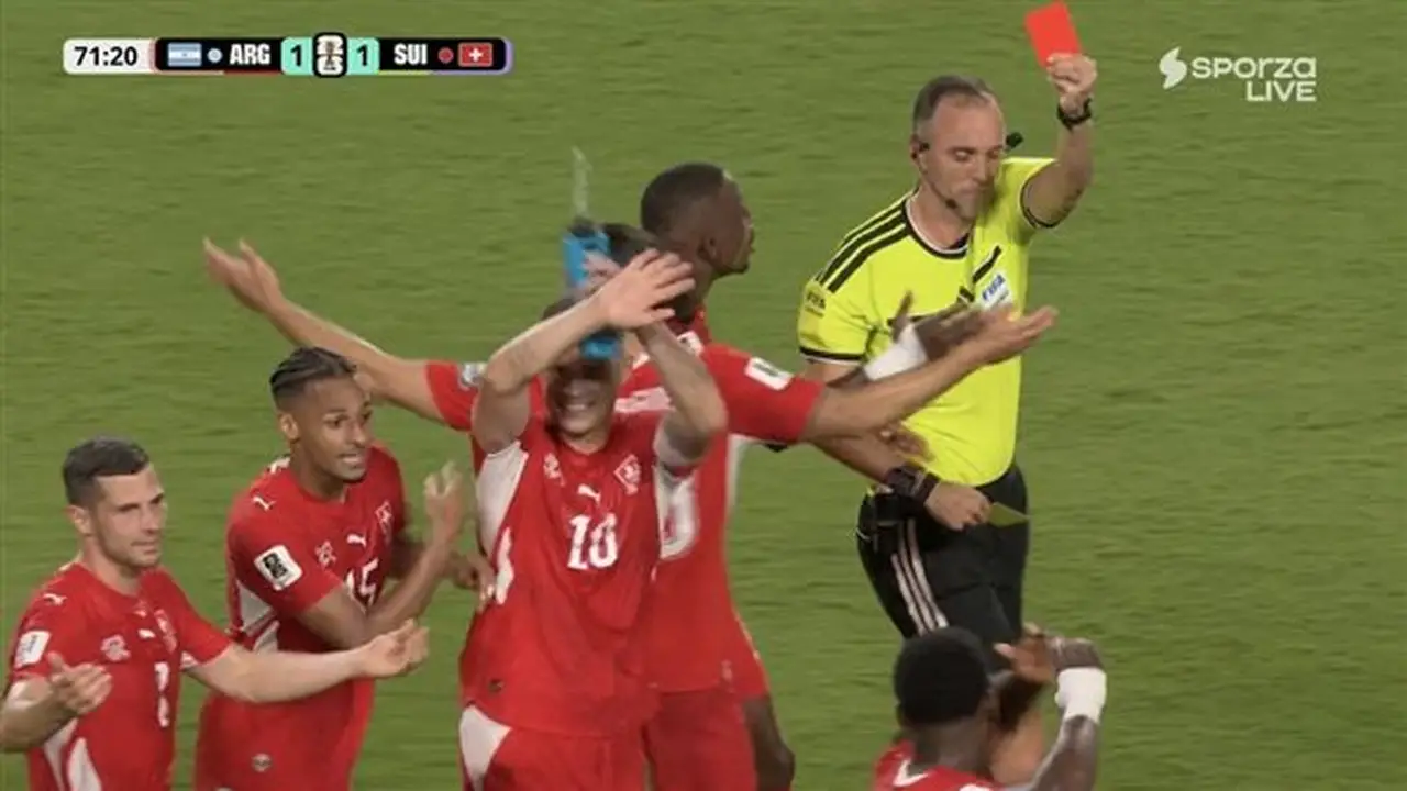 جدل تحكيمي يلاحق الأرجنتين بعد طرد مهاجم سويسرا بسبب VAR