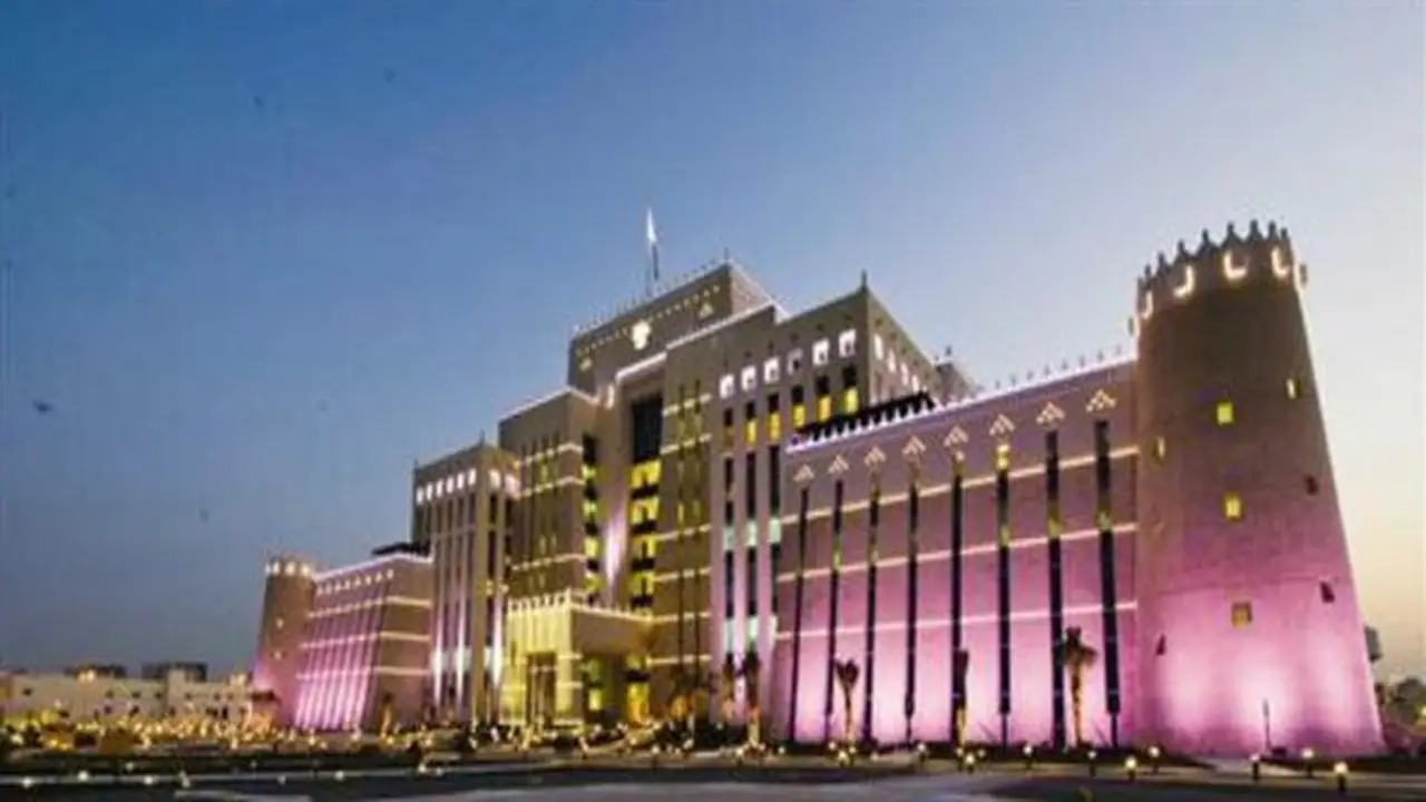الداخلية القطرية تدعو المواطنين والمقيمين للبقاء في المنازل والابتعاد عن النوافذ حتى زوال الخطر