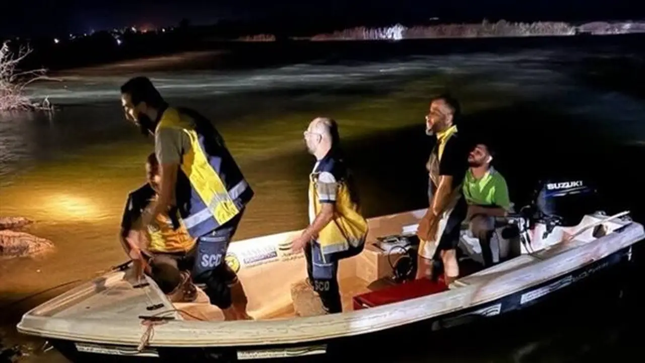 مصرع طفلين وفقدان آخرين في غرق عبارة تحمل 35 شخصًا في نهر الفرات بسوريا (فيديو)