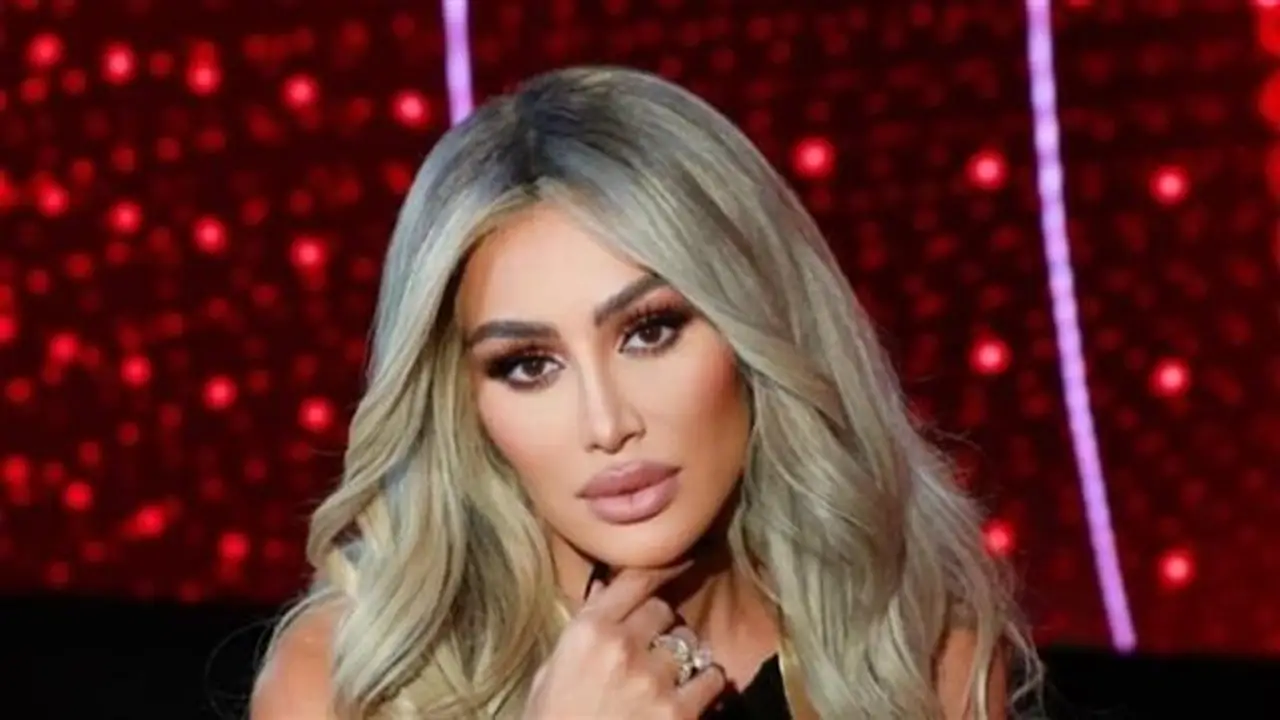 مايا دياب تتألق في حفل بتركيا وترقص مع جمهورها وسط باقة ورود من معجبة (فيديو وصور)