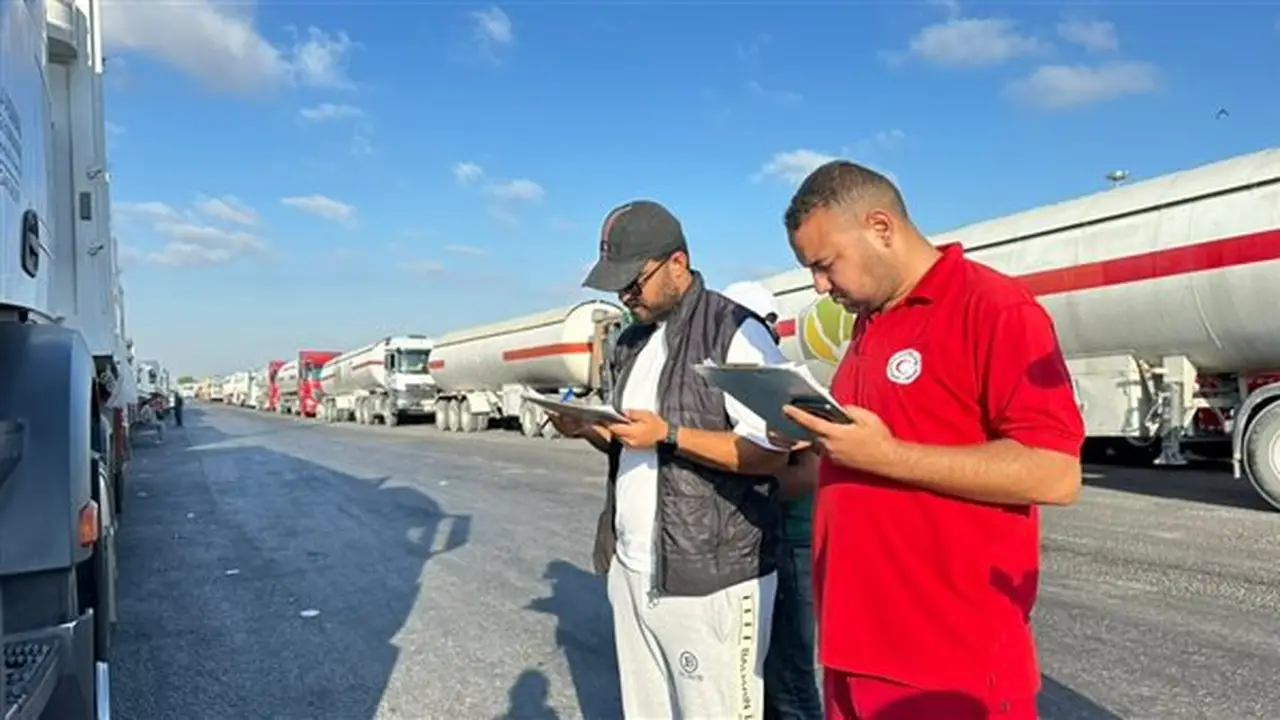 الهلال الأحمر يطلق القافلة 232 لدعم أهالي غزة بالمساعدات الإنسانية (صور)