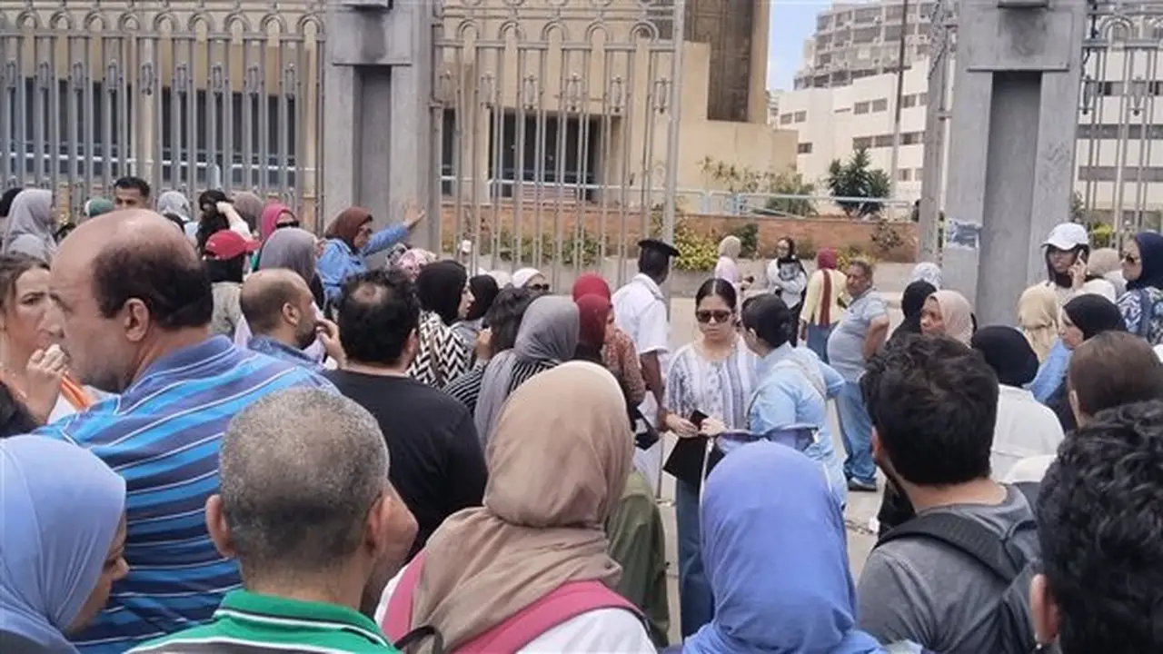 طلاب الثانوية العامة بالإسكندرية يعبرون عن استيائهم من امتحان الرياضيات البحتة (فيديو)