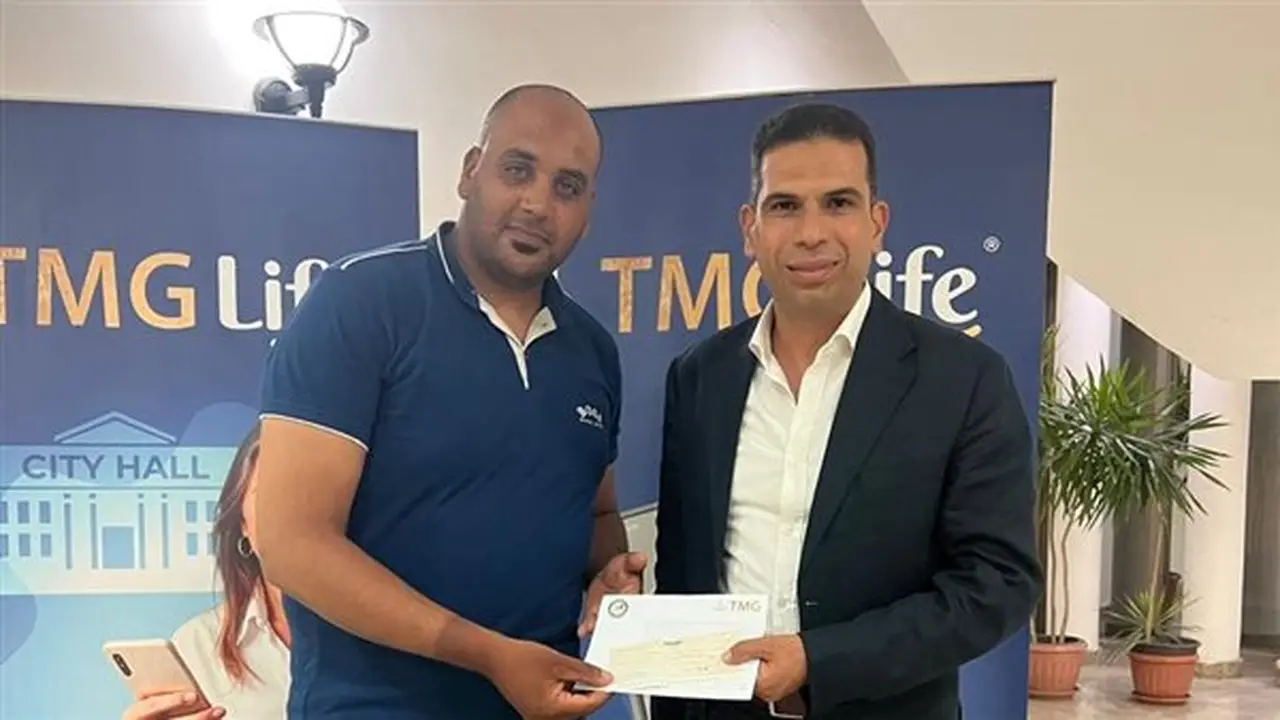 هشام طلعت مصطفى يكرم عامل الدليفري بمكافأة 100 ألف جنيه تقديرًا لجهوده