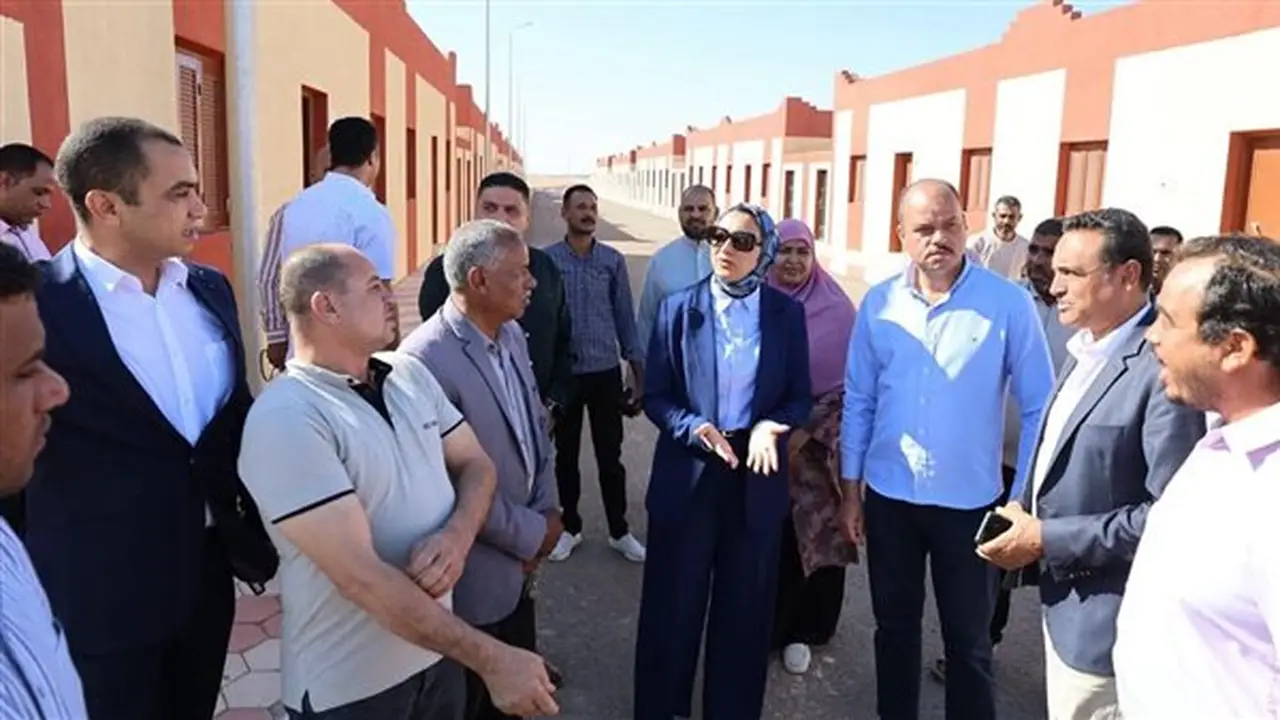 محافظ الوادي الجديد تتابع مشروع قرى “الخير والنماء” وفندق سياحي جديد في بلاط