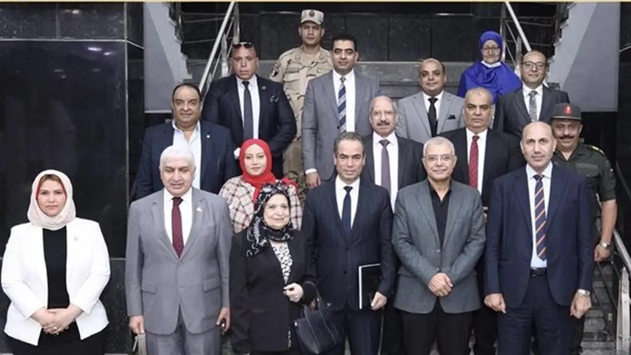 رئيس جامعة الزقازيق يستقبل رئيس الهيئة الوطنية للإعلام ويكرمه خلال مناقشة رسالة دكتوراة