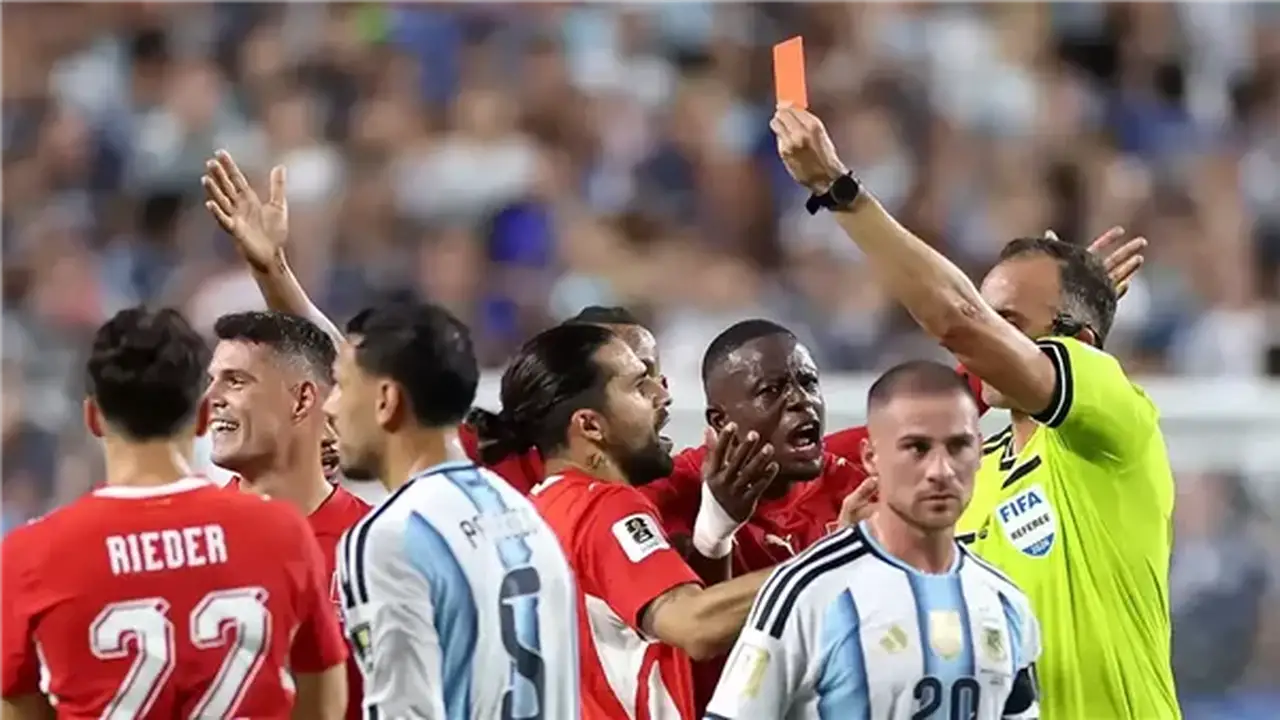 إيمبولو يدخل تاريخ كأس العالم بعد طرده بسبب التحايل