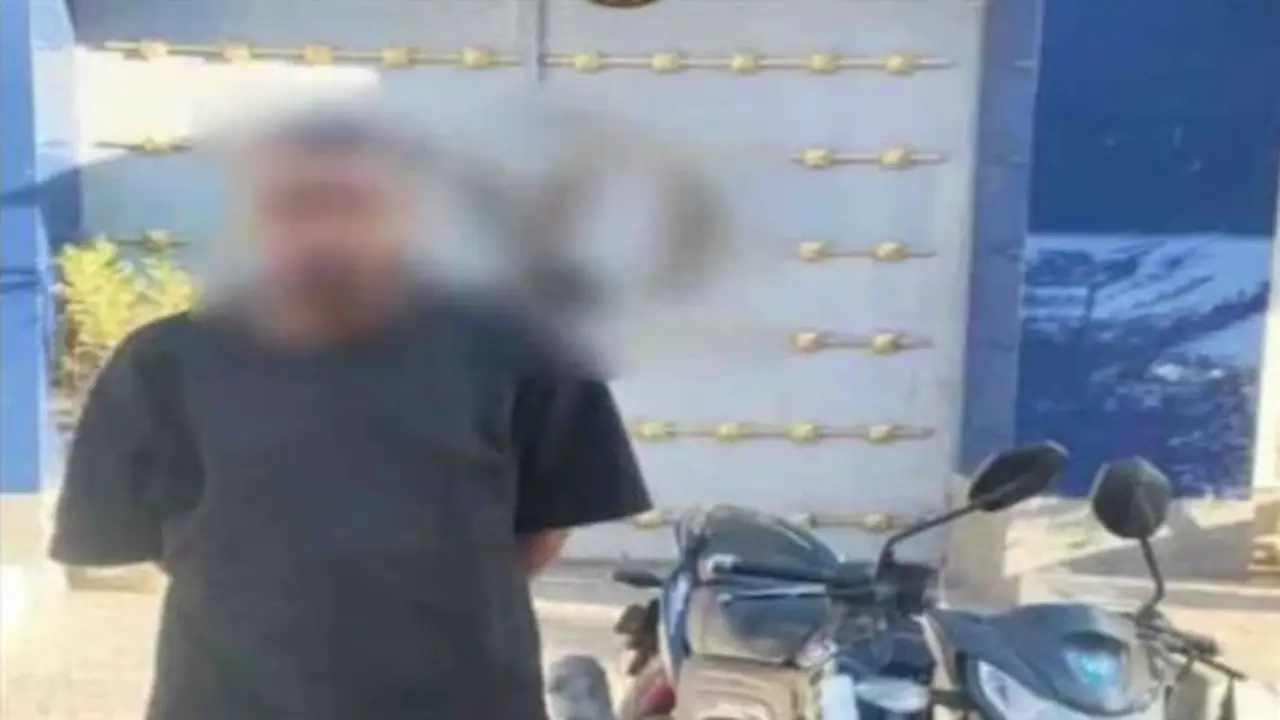 ضبط قائد دراجة نارية بتهمة الاعتداء على شخص وإتلاف سيارته في الإسكندرية