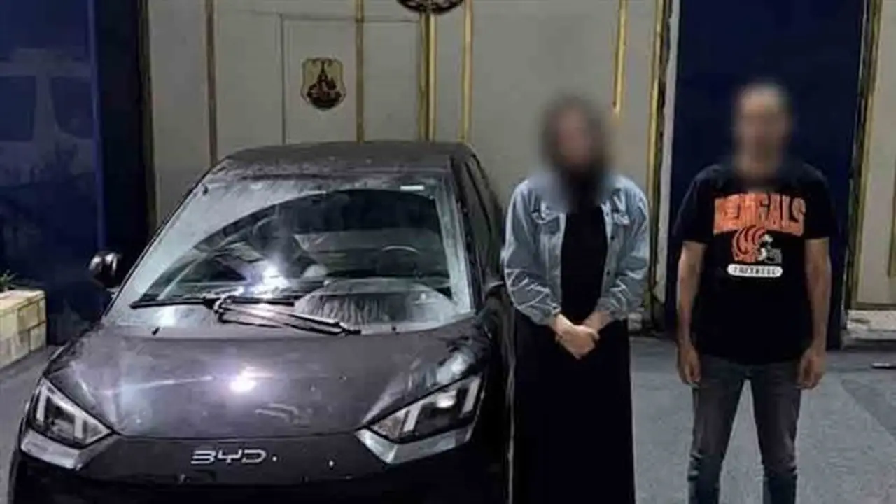 الأمن يضبط سمسار وفتاة ارتكبا أفعالًا خادشة للحياء داخل سيارة في الإسكندرية