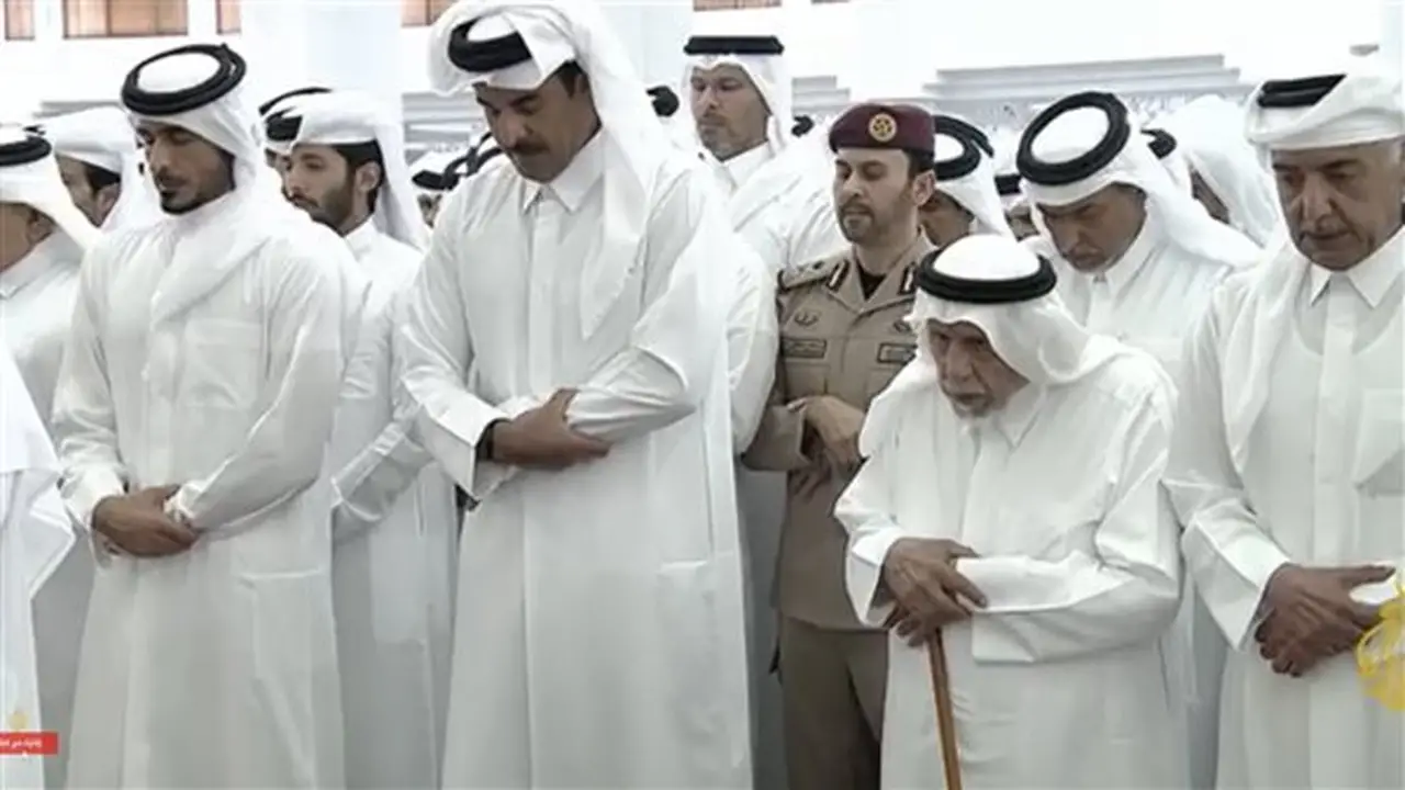 الشيخ تميم أمير قطر يؤدي صلاة الجنازة على والده الشيخ حمد بن خليفة آل ثاني