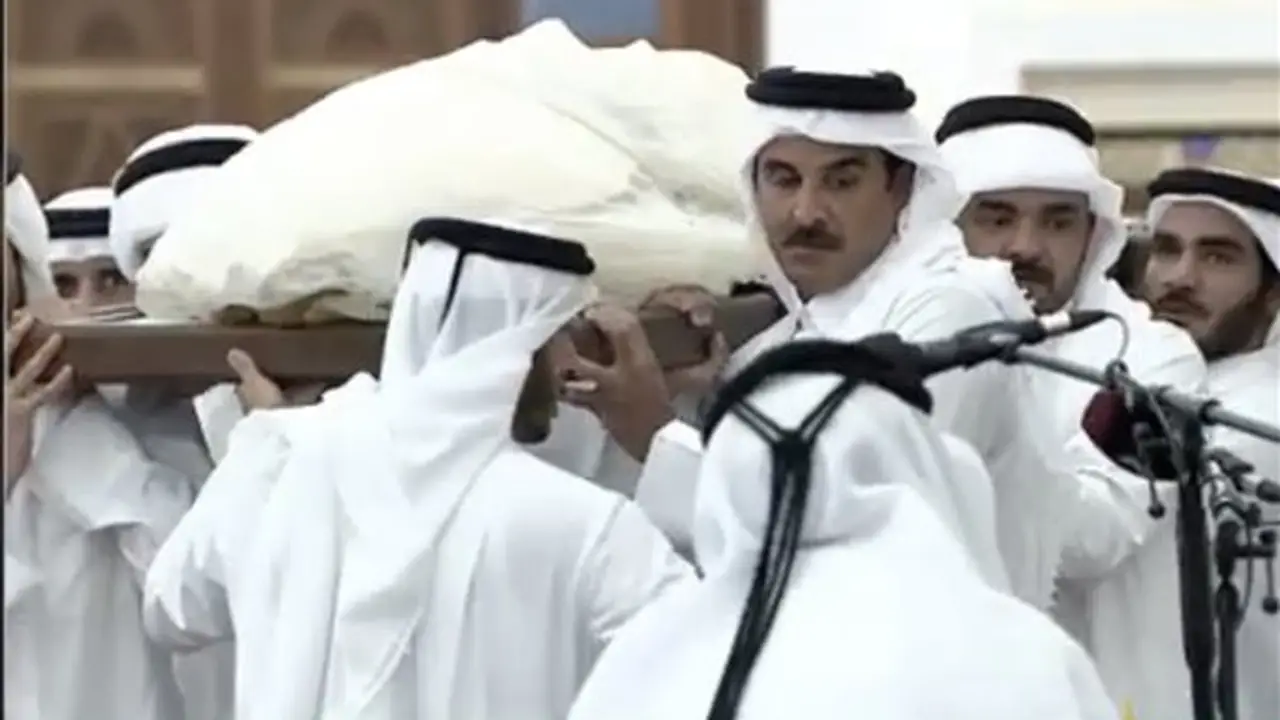 أمير قطر يتقدم مراسم تشييع جثمان الأمير الوالد حمد بن خليفة في الدوحة
