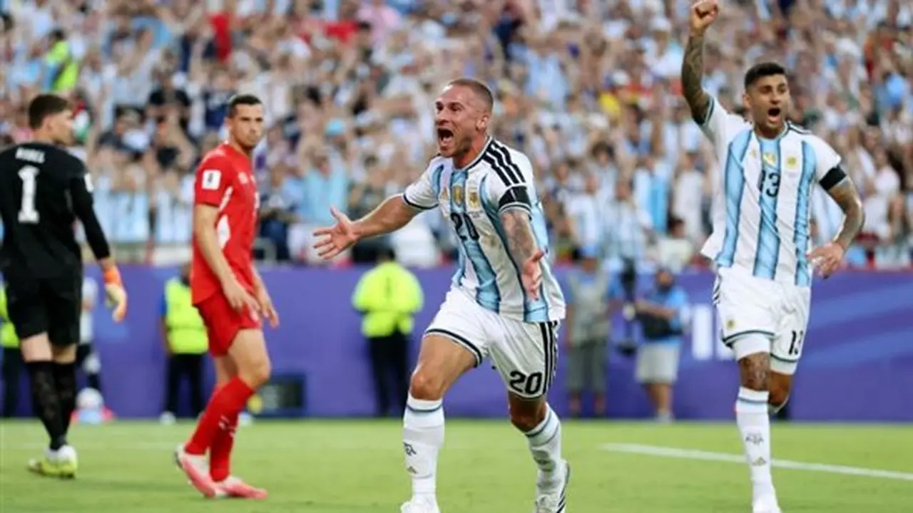 الأرجنتين تتشبث بارتداء “قميص الحظ” أمام إنجلترا في نصف نهائي كأس العالم