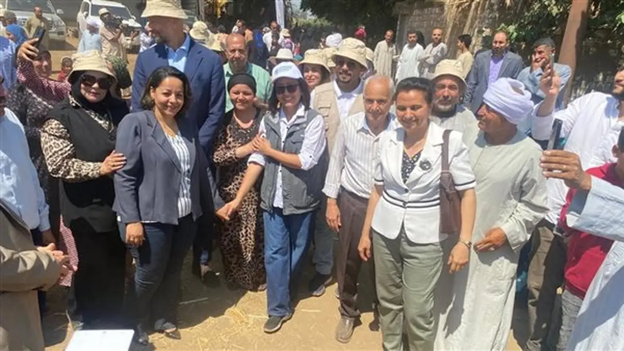 أهالي جزيرة شارونة بالمنيا يستقبلون سفير النرويج لافتتاح مشروعات تنموية (فيديو)