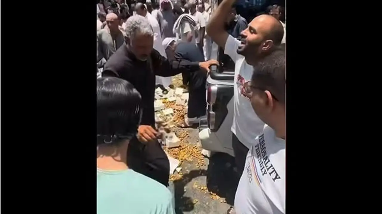 شاب مصري في السعودية يحذر من سرقة التمر بعد سقوطه من سيارة (فيديو)