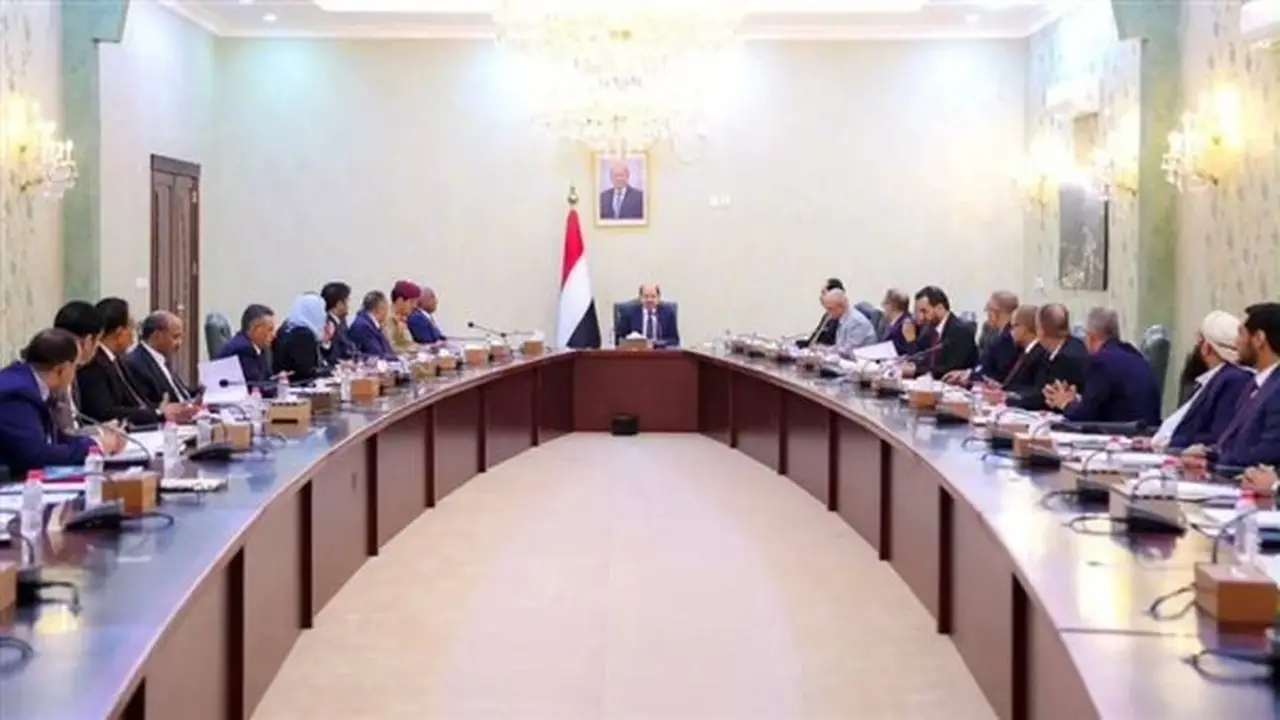الحكومة اليمنية تعلن استمرار الانعقاد لمواجهة التصعيد الحوثي وتشكيل فريق لإدارة الأزمة