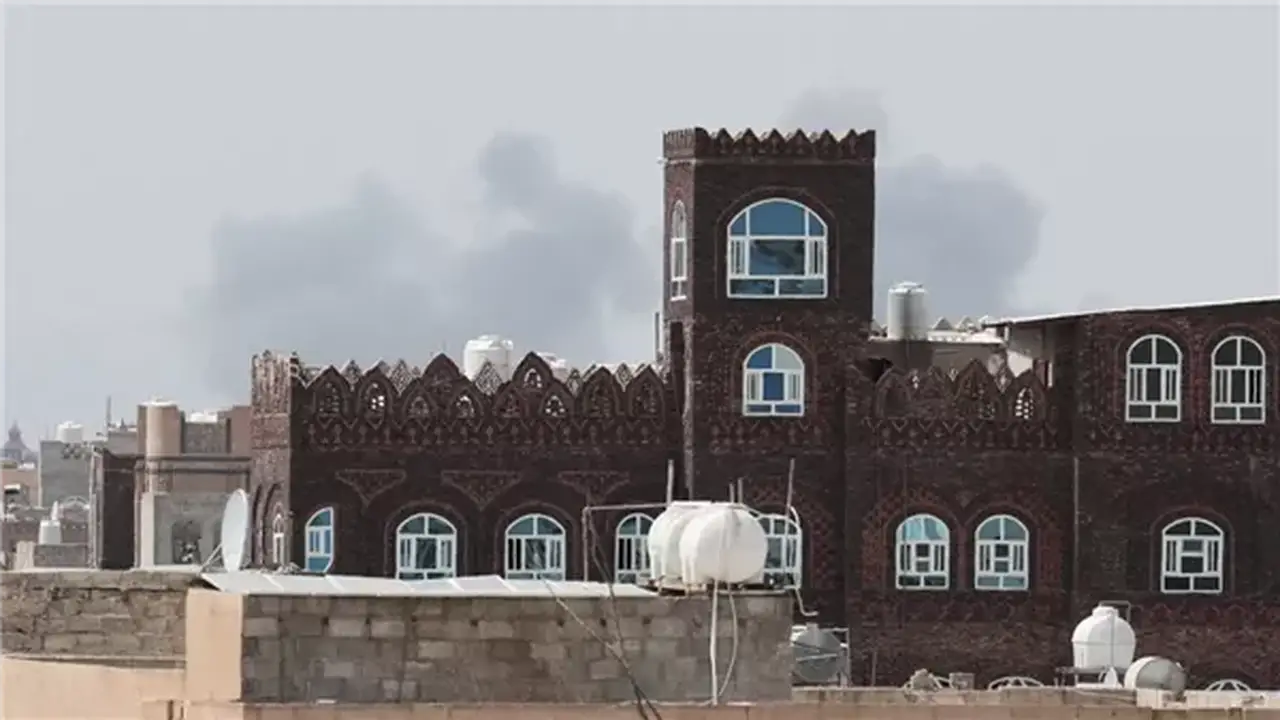 اليمن يواجه تصعيدًا جديدًا: قصف مطار صنعاء والحكومة تتهم الحوثيين وطهران بالتدخل