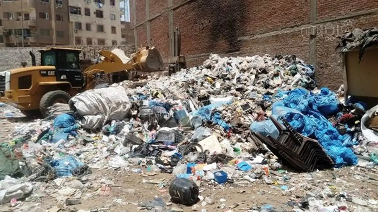 إغلاق 16 مخزنًا غير مرخص للخردة في حملات مكثفة بأسوان