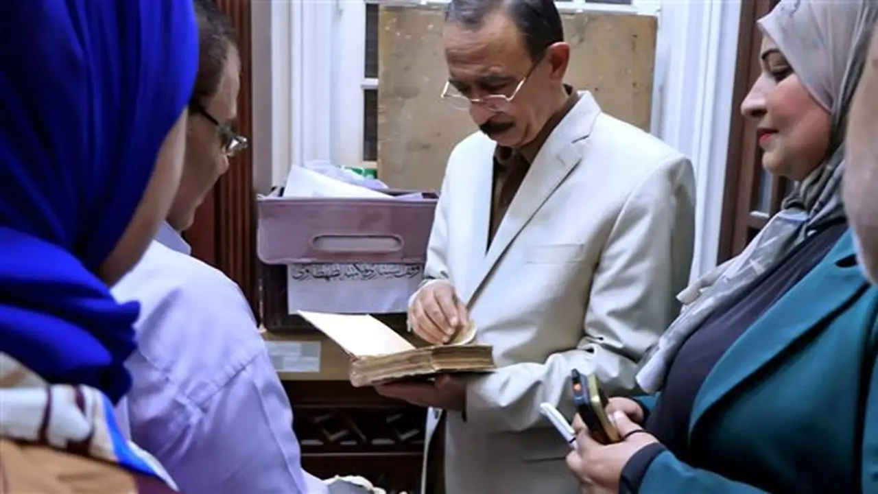 محافظ سوهاج يتفقد مكتبة رفاعة الطهطاوي ويؤكد على أهمية رقمنتها والحفاظ على مقتنياتها التراثية