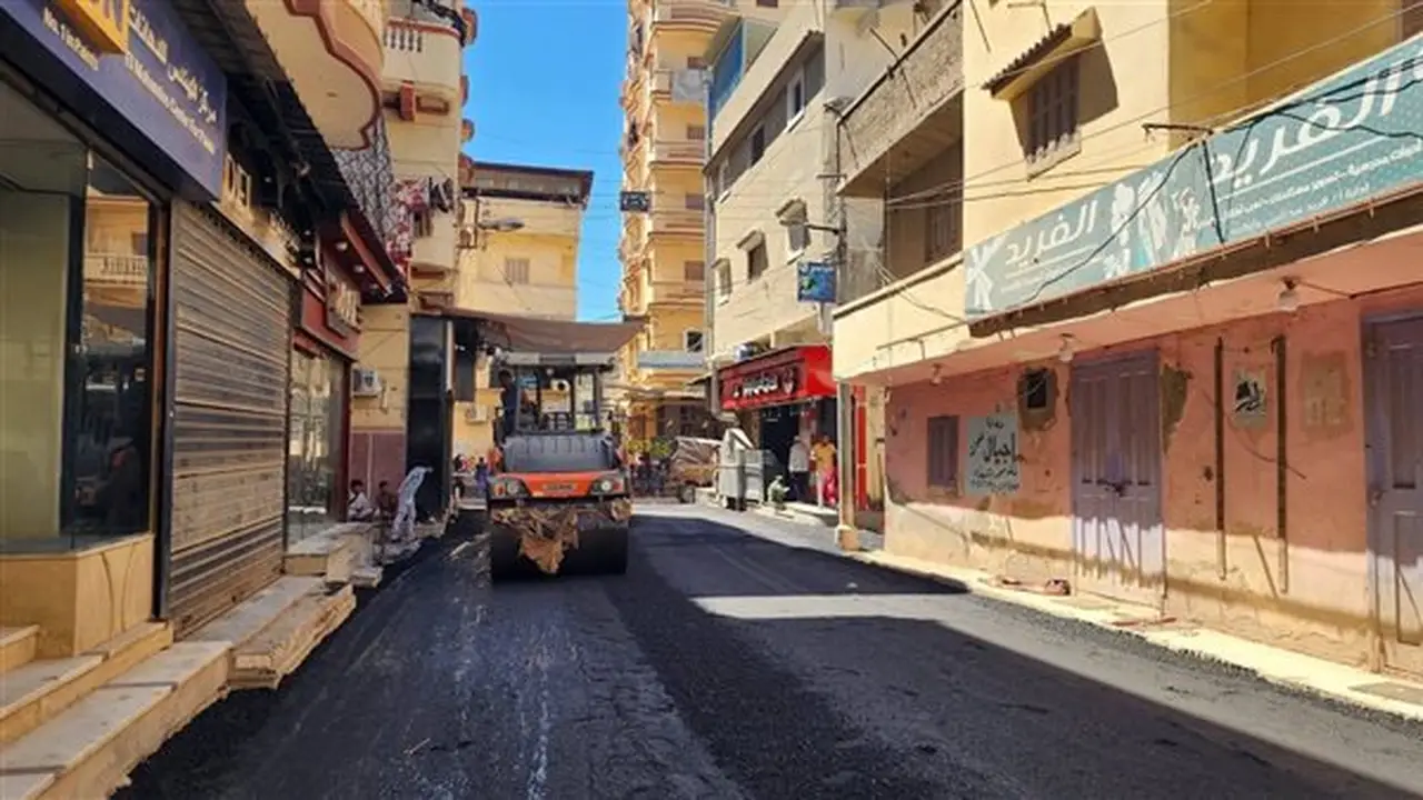 تطوير شارع البحر في إدكو لتحسين الحركة المرورية وخدمة المواطنين (صور)