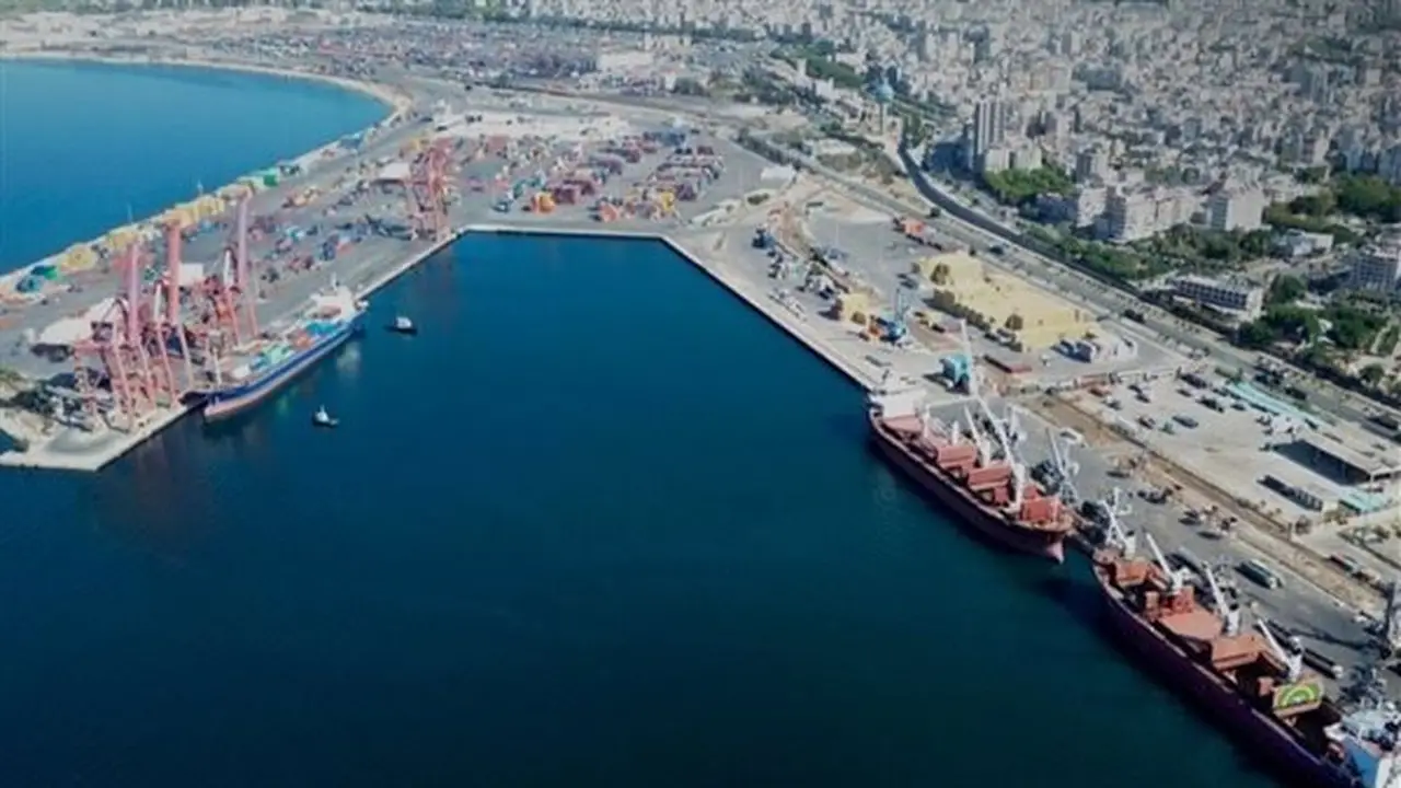 سفن حربية تركية ترسو بميناء اللاذقية السوري للمرة الأولى منذ 15 عامًا (صور)