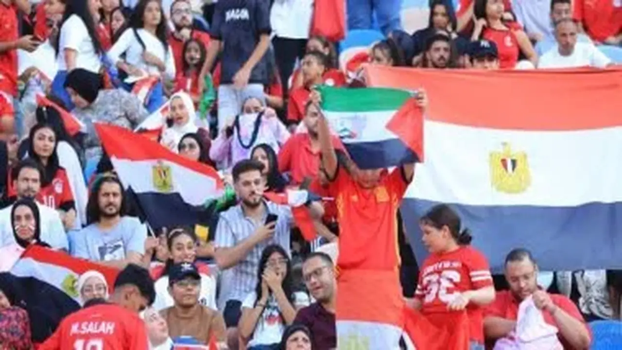 الجماهير المصرية ترفع علم فلسطين خلال احتفالية منتخب مصر بإنجاز كأس العالم
