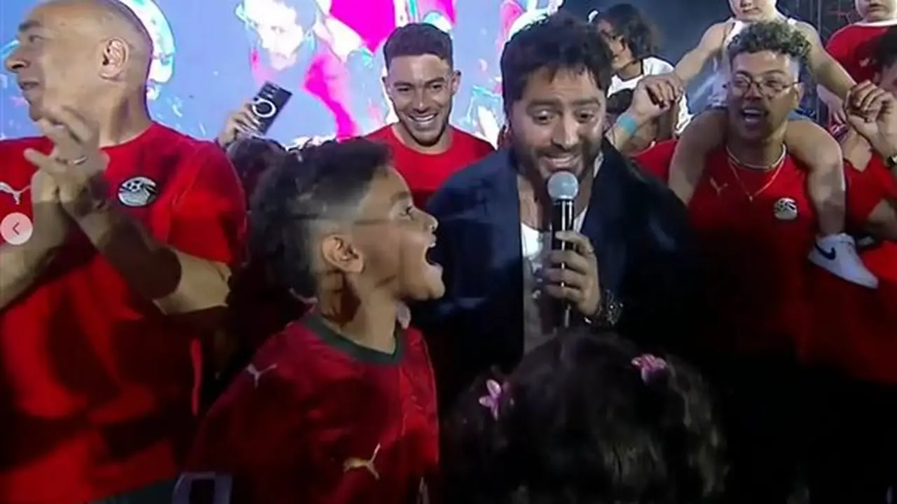 تامر حسني يشعل أجواء الاحتفال بأبطال المنتخب في استاد القاهرة